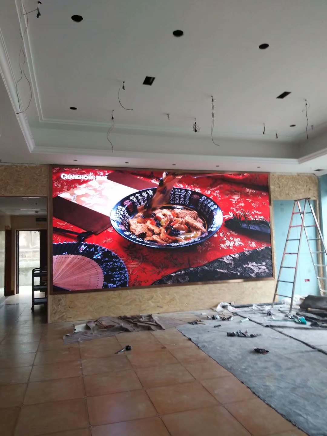 江陰新東升大酒店霧面P2.5室內(nèi)全彩LED顯示屏完美點亮！